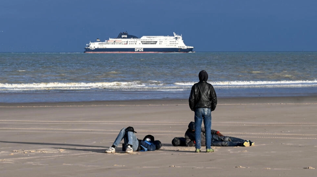 مهاجرون يتجمعون على الشاطئ بعد فشلهم في عبور بحر المانش من فرنسا إلى بريطانيا، 15 كانون الأول/ديسمبر 2023. © أ ف ب/ أرشيف