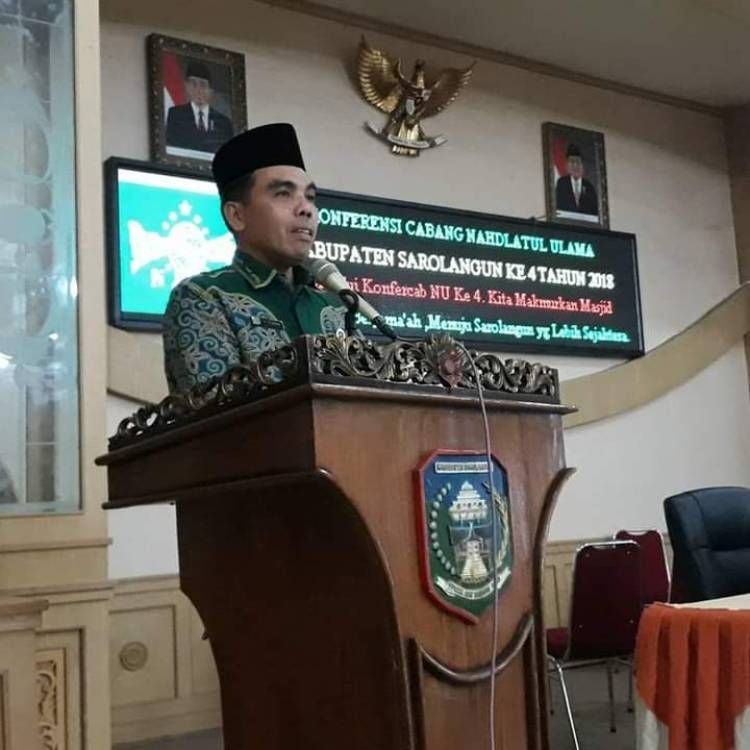 Sarolangun. Ketua Pengurus Cabang Nahdhatul Ulama kabupaten Sarolangun H. M. Syatar, Jumat (25/2), meminta masyarakat untuk mencermati penuh mengenai Surat Edaran Menteri Agama tentang pengaturan pengeras suara di tempat ibadah, supaya kita semua memahami dan tidak termakan isu isu yang belum jelas kebenarannya. Beliau menyakini bahwa itu semata-mata untuk kenyamanan masyarakat dalam menjalankan aktivitas beribadah satu sama lain.   " ayo kita semua untuk bisa mencermati benar mengenai SE menteri agama tersebut, supaya kita semua tau dan paham maksudnya, karena tidak ada ditemukan menteri agama melarang untuk menggunakan pengeras suara/toa di masjid-masjid. Saya menyakini betul apa yang di buat menteri agama itu merupakan upaya untuk menciptakan kenyamanan dan kekhusukan masyarakat dalam menjalankan ibadah, dan yang harus saya tekankan tidak ada dalam SE itu bahwa menteri agama melarang menggunakan toa, apa yang beredar itu adalah informasi yang hoax." Kata H. M. Syatar .   selanjutnya menanggapi video penyataan Menteri Agama Yaqut Cholil Qoumas terkait dengan pengaturan penggunaan pengeras suara di masjid beberapa waktu yang lalu, beliau mengingatkan kita semua untuk cermati betul serta menyaksikan video tersebut jangan sepotong sepotong supaya Kita bisa tua maksudnya, karena tidak mungkin menteri agama Gus Yaqut yang merupakan santri dan keturunan kiayi sepuh bermaksud membandingkan suara azan dengan suara binatang.  " Ayo kita semua untuk mencermati isi video tersebut dengan jelas dan tidak boleh sepotong sepotong supaya Kita paham maksud dengan apa yang di sampaikan menteri agama tersebut tidaklah bermaksud untuk menodai agama kita Islam, dengan membandingkan suara azan dengan suara binatang, kita tau bahwa beliau merupakan ulama, alumni santri dan keturunan kiayi sepuh, tidak mungkin bermaksud demikian, " tambah H. M. Syatar  Selanjutnya dirinya meminta kepada masyarakat khususnya warga Nahdiyin untuk tetap menjadi penyejuk, mendinginkan suasana antara masyarakat agar tetap damai dan menjaga harmonisasi satu dengan yang lainnya, kerena bagaimanapun juga NKRI harga mati.