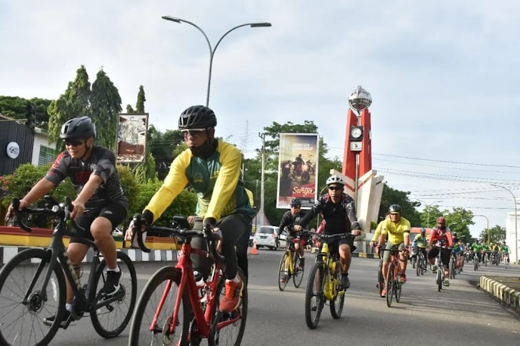 INILAH Danrem 141/Toddopuli Sul-Sel, Bersama Personelnya Laksanakan Gowes Sepeda Santai Keliling Kota Bone