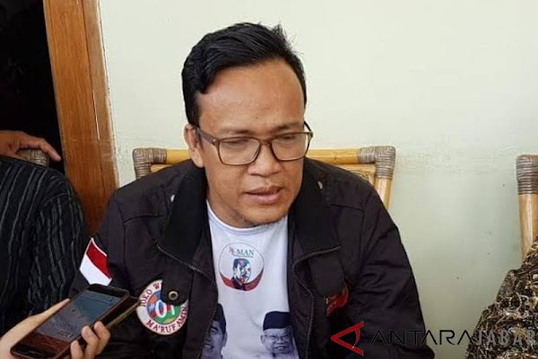 www.laborblog.my.id - Ketua Umum Jokowi Mania (JoMan), Immanuel Ebenezer atau Noel, menyamakan Presiden Joko Widodo (Jokowi) dengan Munarman ketika menjadi saksi meringankan di sidang Munarman.