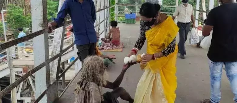 Kolkata woman distributing wedding food