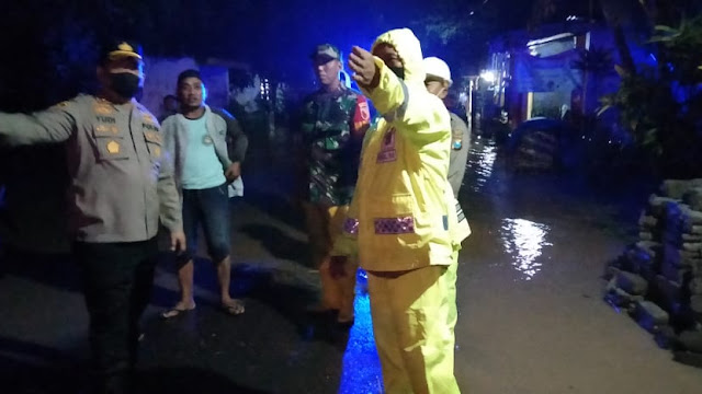 Kapolres Kediri Kota bersama TNI dan BPBD Evakuasi Korban Banjir di  Kecamatan  Banyakan dan Grogol