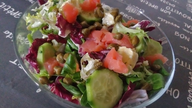 Ensalada de pepino, salmón, queso de cabra y alcaparras