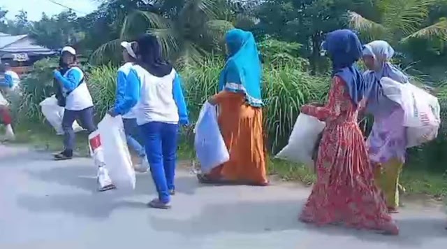 Tukar Sampah Dengan Migor, 150 Orang Masyarakat Tanjung Rejo Berlomba Kutip Sampah di Bantaran Dan Aliran Sungai Pegatalan