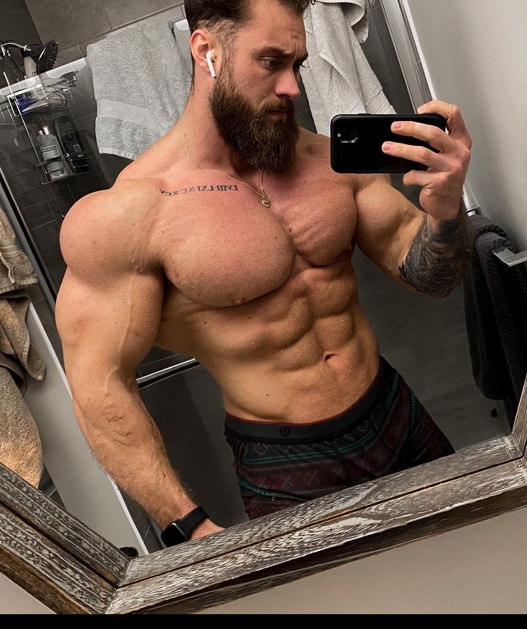 shirtless-sexy-muscle-man-straight-strong-straight-hunk-chris-bumstead-huge-pecs-daddy-beard-selfie