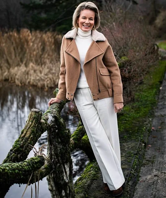 Queen Mathilde wore a new camel coat, jacket from Attic And Barn. Crown Princess Elisabeth and Princess Eleonore