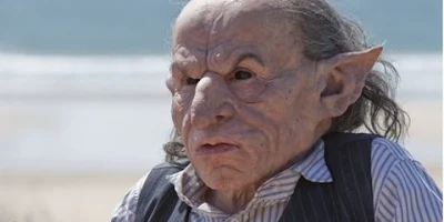 Warwick Davis interpretou muitos personagens de Harry Potter