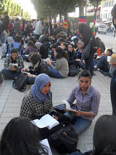 Tunuslu öğrenciler 2012 Dünya Kitap Günü'nde sokakta okuma yapıyorlar