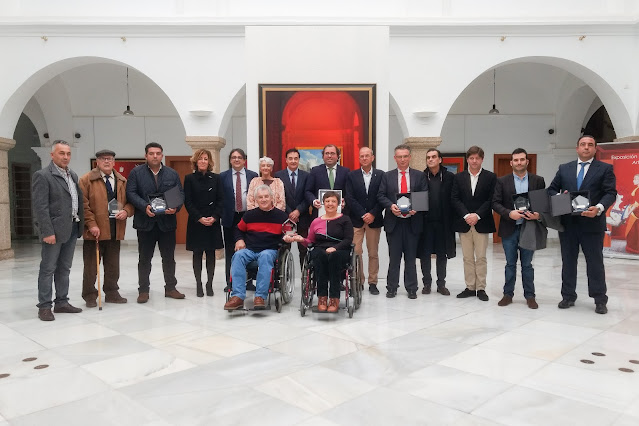 En la foto de grupo aparecen los premiados y autoridades que entregan los premios