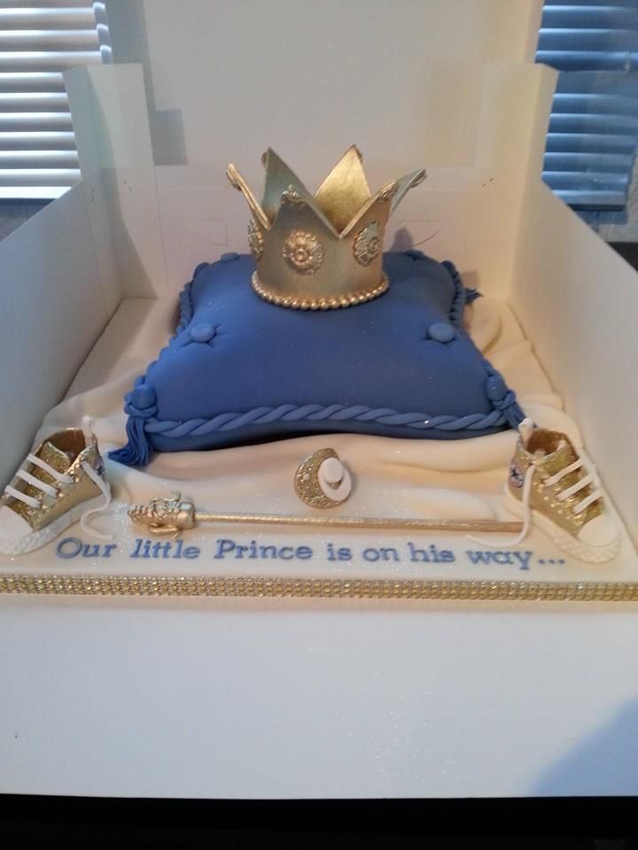 crown birthday cake