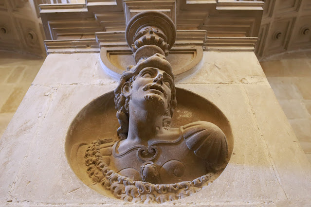 Imagen de la estatua de un hombre en la sacristía de la Capilla del Salvador de Úbeda.