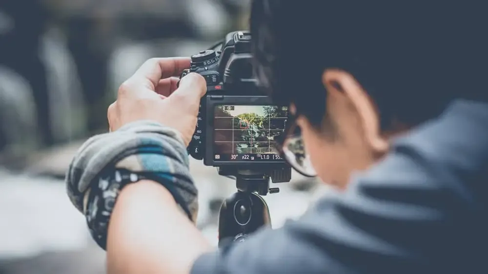 Un homme prend des photos