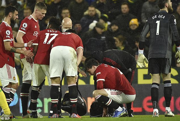 Giocatore del Manchester United Victor Lindelof sotto osservazione dopo aver sofferto di dolori al petto durante una partita
