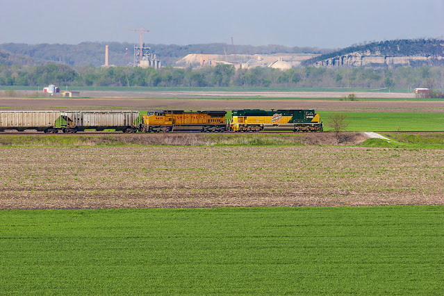 UP 1995 leads MNLAS-22 north between Fults and Chalfin Bridge, IL