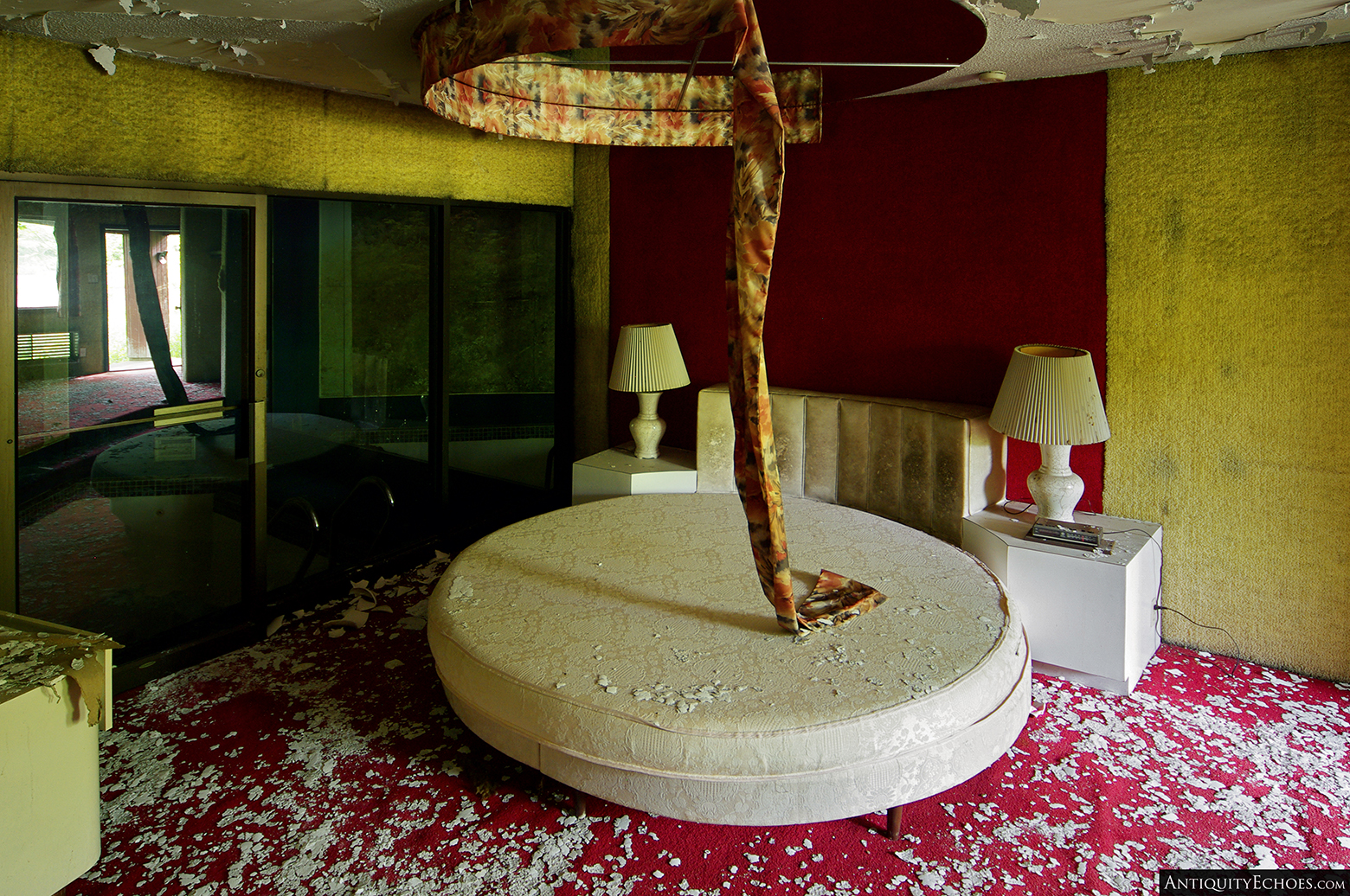 Summit Honeymoon Resort - Circular Bed with indoor Pool