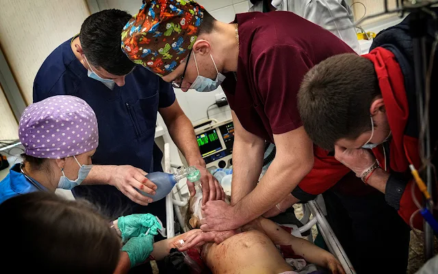 Médicos realizam RCP em uma menina no hospital da cidade de Mariupol, que foi ferida durante um bombardeio em uma área residencial no leste da Ucrânia, em 27 de fevereiro de 2022. A menina não sobreviveu. (Foto AP/Evgeniy Maloletka)