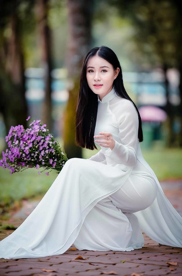 Thiếu nữ ngồi áo dài trắng