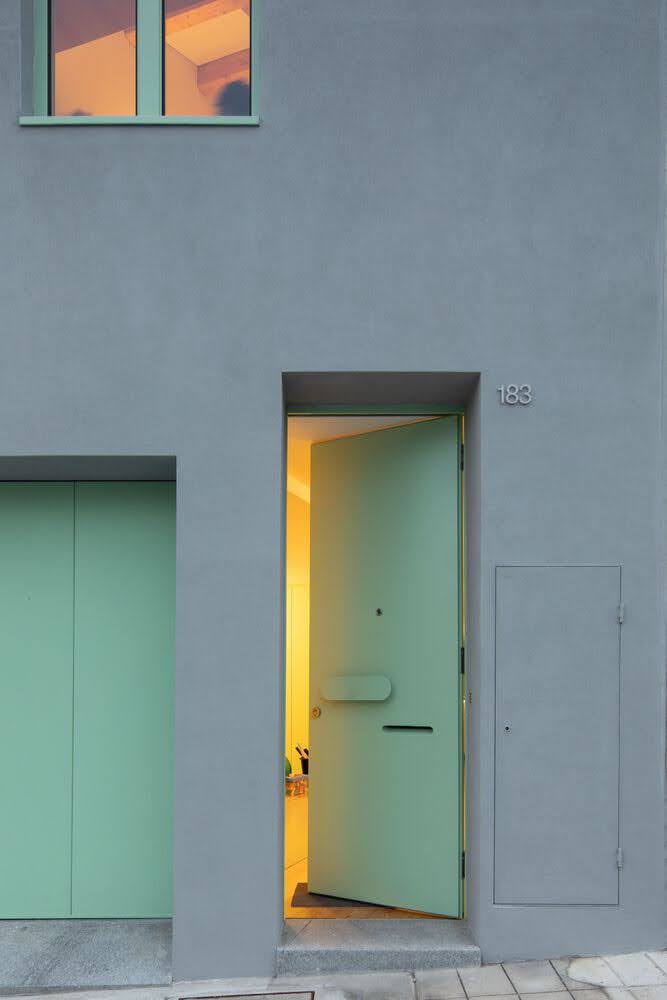 El estudio Fahr 021.3 añade color turquesa y formas lúdicas a una casa familiar de Oporto