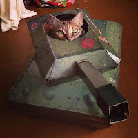 Tanques de guerra de cartón para gatos