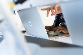 Advantages of Utilizing AI in Administration & IT Consulting