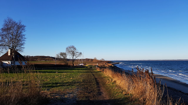 Küsten-Spaziergänge rund um Kiel, Teil 8: Schlitten-Spaziergang über den Kuckucksberg. Viele weitere Touren an der Kieler Förde sowie am Meer bzw. der Ostsee findet Ihr hier auf Küstenkidsunterwegs!