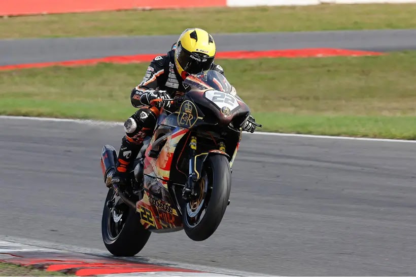 One of the Suzuki GSX-R1000s owned by True Heroes Racing Team was painted in a special tribute livery for Queen Elizabeth II and debuted at Snetterton.  The race team, which was established in 2012 by Royal Navy Warrant Officer Phil Spencer, is made up of veterans and wounded or injured service members.