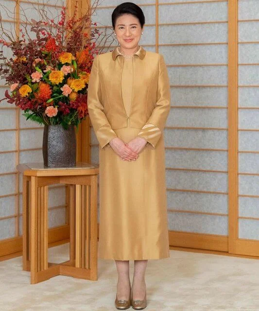 Emperor Naruhito, Princess Aiko, Emperor Akihito and Empress Michiko. Empress Masako wore a golden silk satin dress