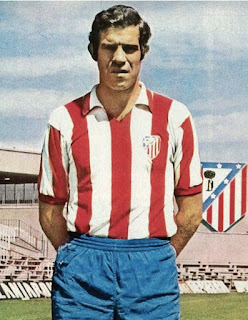 El jugador de fútbol Luis Aragonés vistiendo la camiseta del Atlético de Madrid.