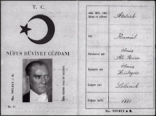 Atatürk'ün 993.815-B seri ve 51 sıra numaralı nüfus hüviyet cüzdanı.