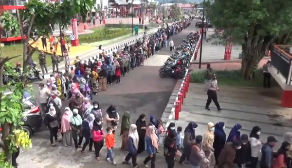 Ilustrasi antrian minyak goreng