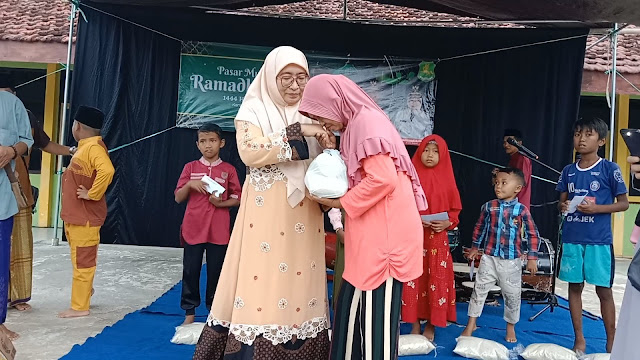 wakil bupati sumenep dewi khalifah menyantuni anak yatim di kecamatan pasongsongan sumenep