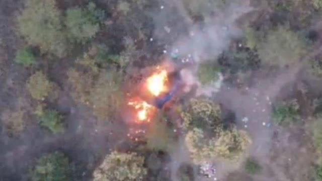 Video: Así fue captado un Dron del CJNG soltado explosivos a pobladores quienes corren para ponerse a salvo, instantes después derriban el artefacto