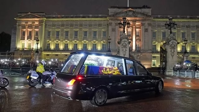 El féretro de Isabel II descansa en el palacio de Buckingham