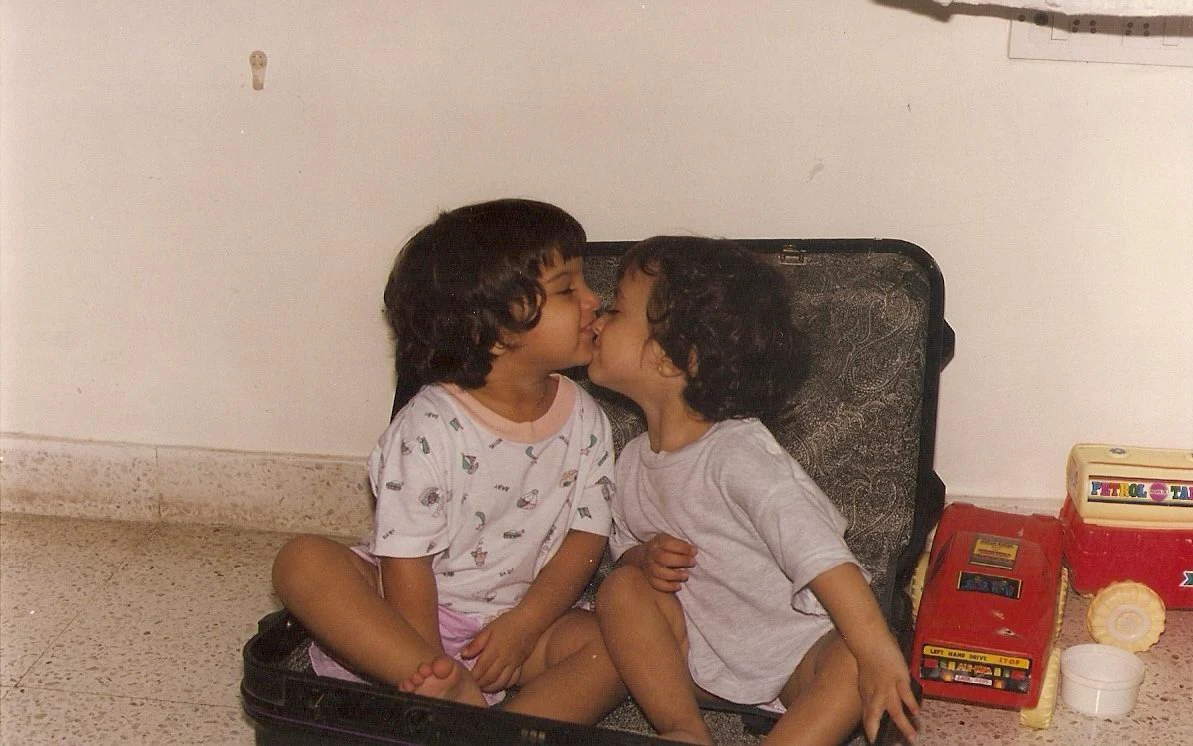 Bollywood Actress Tara Sutaria (left) Childhood Pic with her twin Sister Pia Sutaria | Bollywood Actress Tara Sutaria Childhood Photos | Real-Life Photos