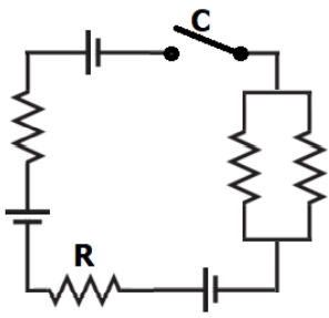 No circuito da figura abaixo, todas as fontes de tensão são ideais e de 10 V, e todos os resistores são de 4Ω.