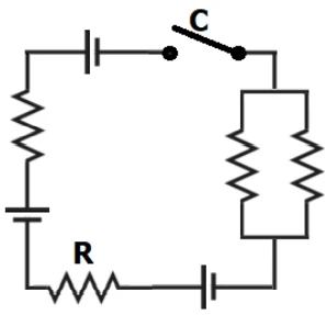 No circuito da figura abaixo, todas as fontes de tensão são ideais e de 10 V, e todos os resistores são de 4Ω.