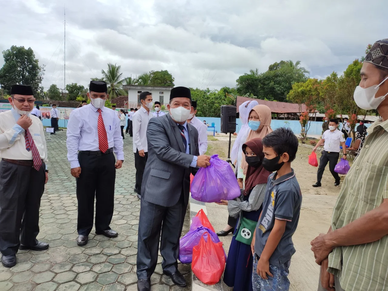 Kemenag Bartim Berikan 100  Paket Bantuan untuk Anak Yatim