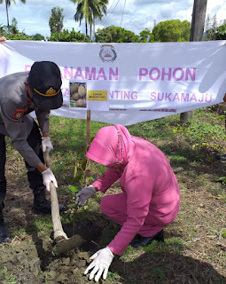 Memperingati Hari Pohon Sedunia, Kapolsek Sukamaju Tanam Pohon DiAreal Polsek