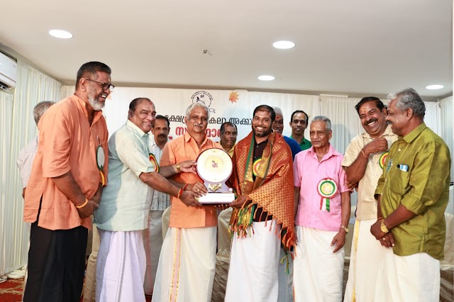 വാദ്യോപാസന പുരസ്കാരം കൈമാറി