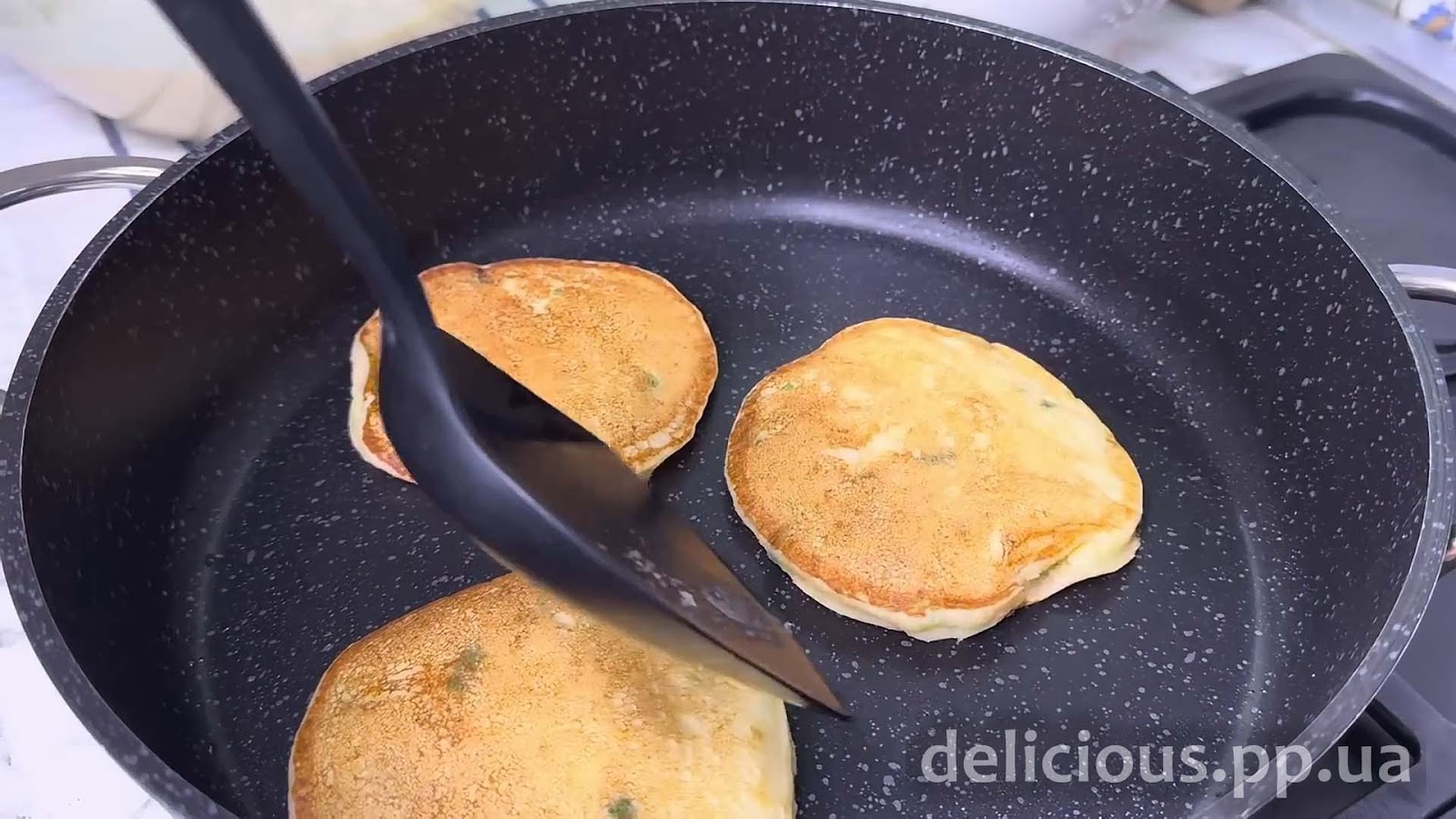 Фото приготовления рецепта: «Картофельные оладьи на завтрак - вкусный и быстрый рецепт» - шаг №7
