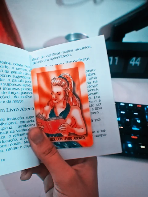 Significado da Carta 8 - Mulher com Livro Aberto no Baralho da Vovó Cigana por Tamina Thor, no amor, dinheiro, trabalho e conselho