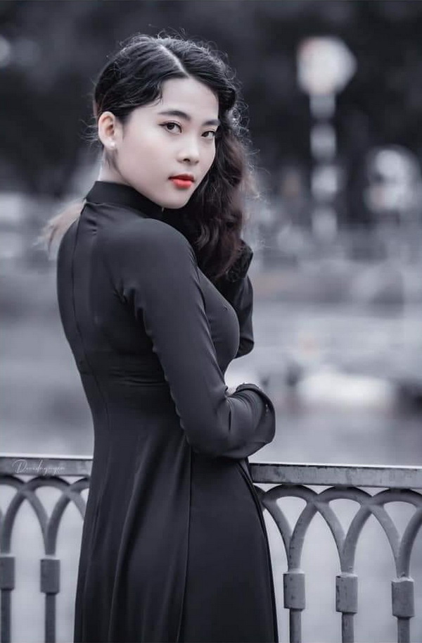 Thiếu nữ áo dài đen