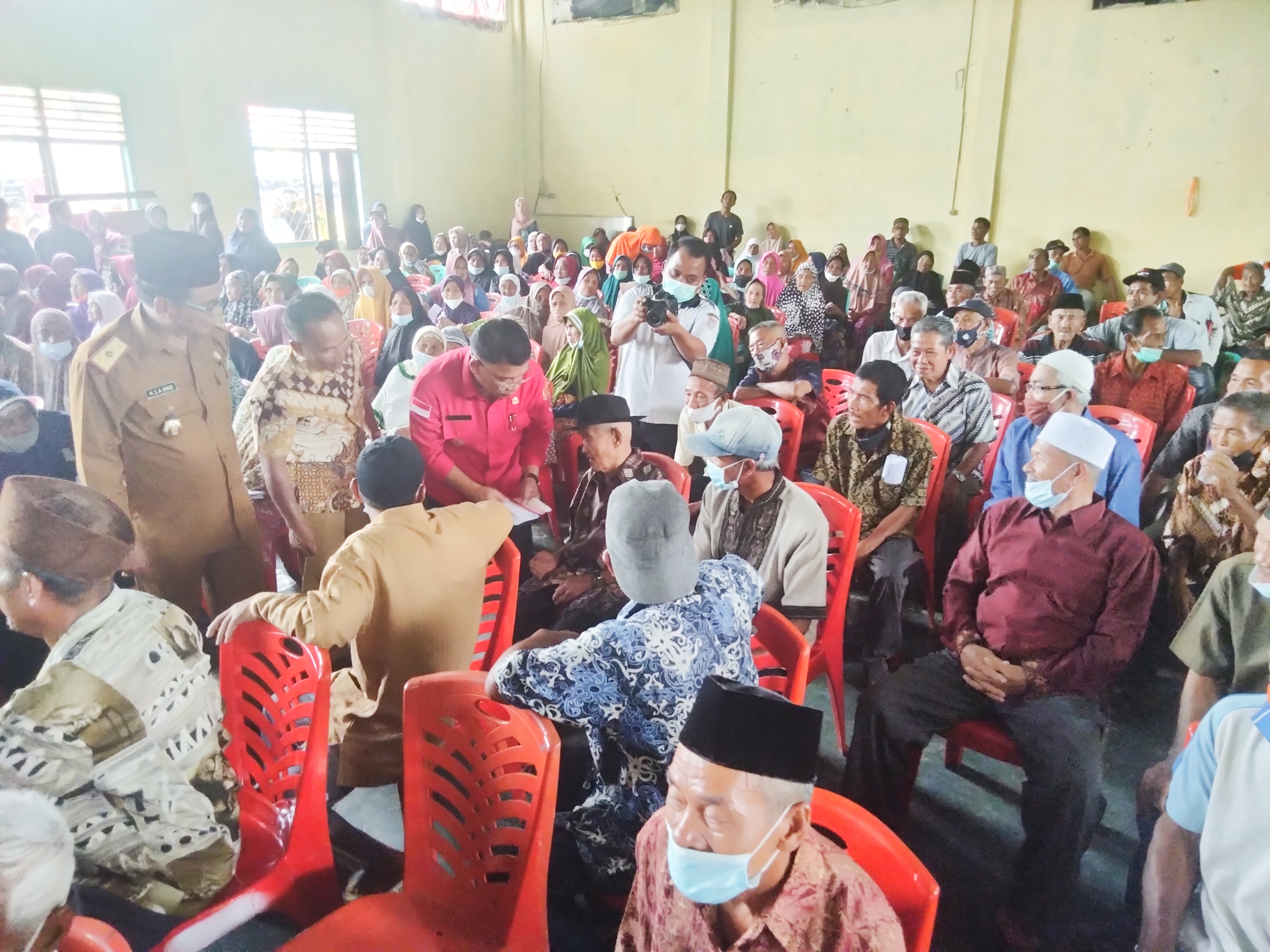 Bupati Devi Suhartoni menyerahkan langsung bantuan ini secara simbolis di Kelurahan Surulangun Kecamatan Rawas Ulu