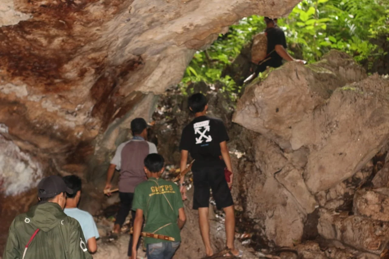 Pemuda dari Barito Timur Bersihkan Goa Mistik Liang Ayah di Batu Sahur