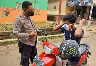 *Kabid Humas Polda Jabar : Cegah Penyebaran Covid-19, Polisi Bagikan Masker Kepada Masyarakat Dimasa PPKM*