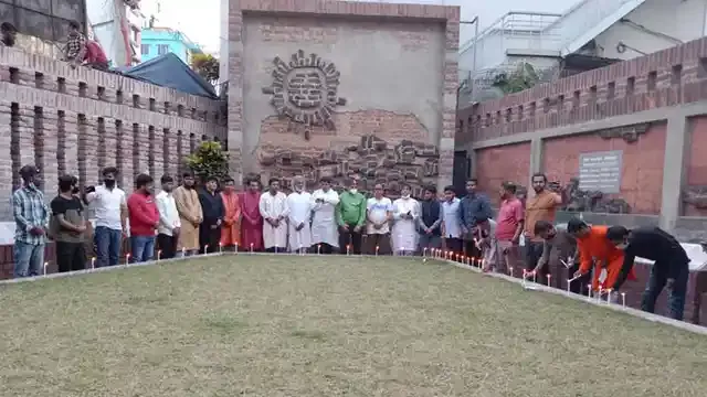 অগ্নিঝড়া মার্চে মুক্তিযুদ্ধ মঞ্চের মোমবাতি প্রজ্জলন