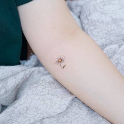 55 mini tatuagens lindas e delicadas de flores para as mulheres