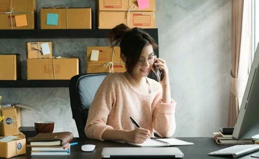 wanita cantik sedang menelepon di ruang kerja dalam melakukan usaha online