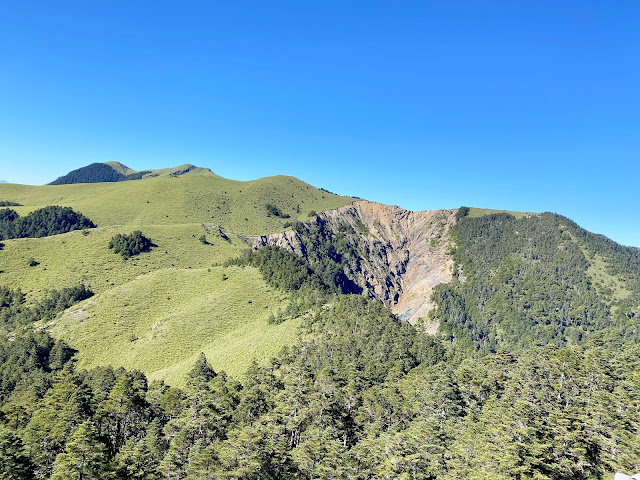 往奇峻山--大雪山北峰崩壁