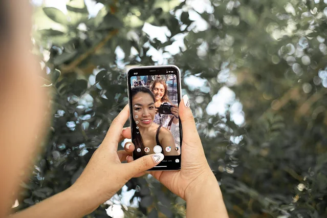 WhatsApp for Android Adds Snapchat-Style Camera Effects